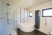... mit Wanne und Dusche