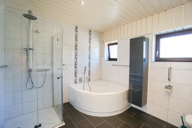 ... mit Wanne und Dusche