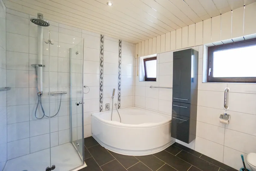 ... mit Wanne und Dusche