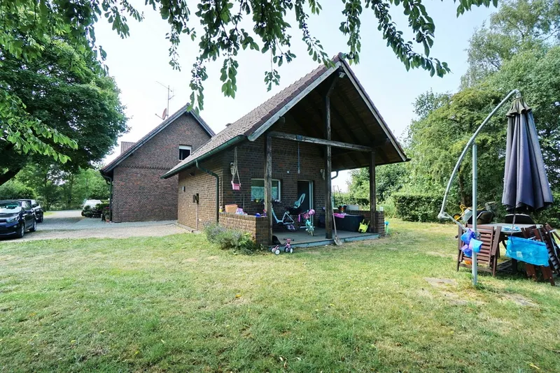 Garten mit Nebengebäude