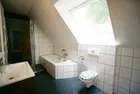 Bad mit Dusche und Badewanne
