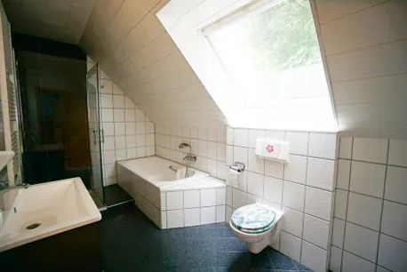 Bad mit Dusche und Badewanne
