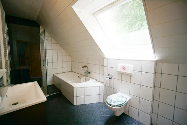 Bad mit Dusche und Badewanne