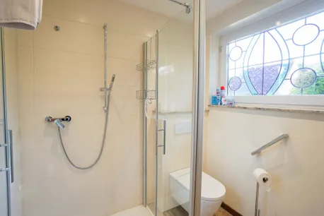 ...mit großer Dusche