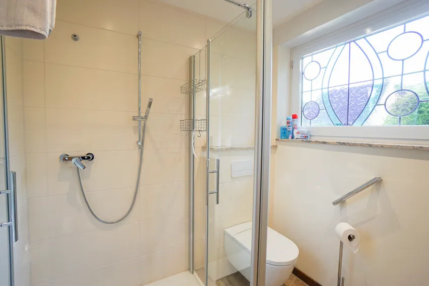 ...mit großer Dusche