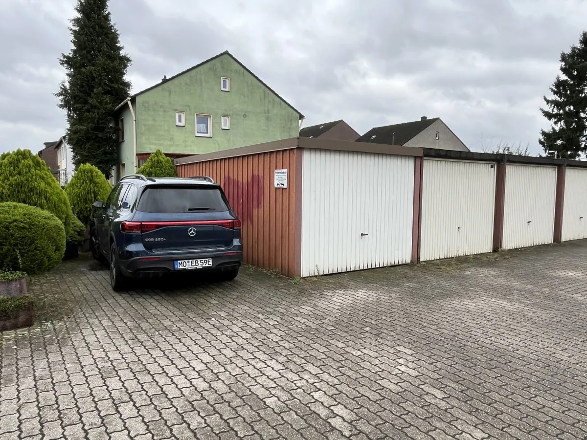 Garage und Stellplatz