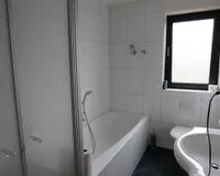 modernes Badezimmer mit Fenster