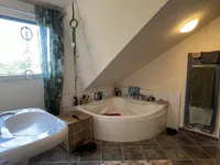 Badezimmer mit Eckbadewanne...