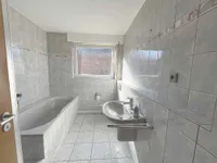 Badezimmer mit Fenster ...
