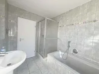sowie Wanne und Dusche