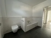 Badezimmer mit Wanne und...