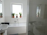 schickes Badezimmer mit Badewanne...