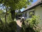 kleine Terrasse an der Seite