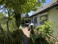 kleine Terrasse an der Seite