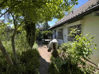 kleine Terrasse an der Seite