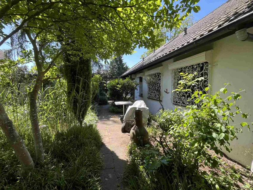 kleine Terrasse an der Seite