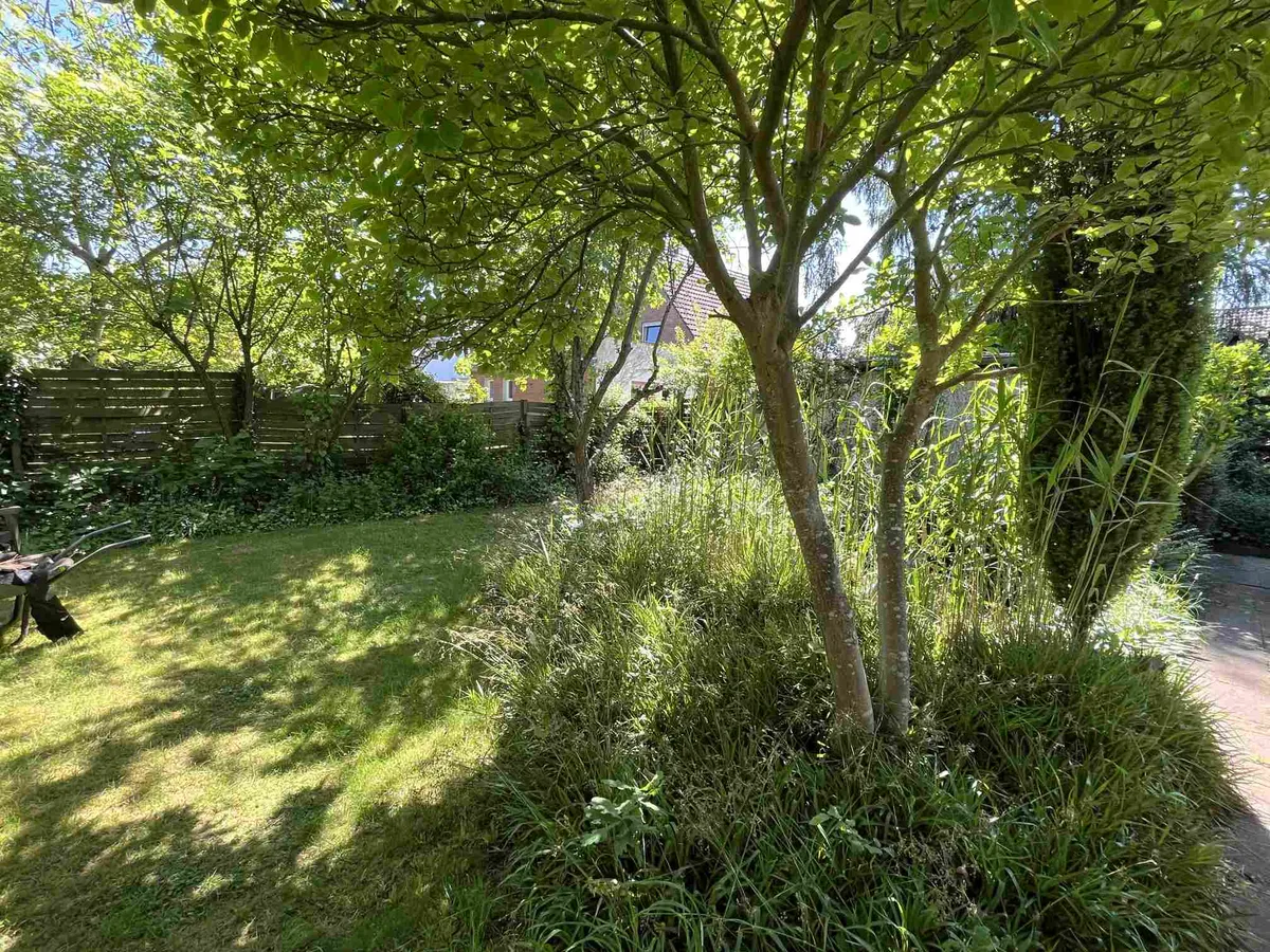 Gartenbereich hinter Garage