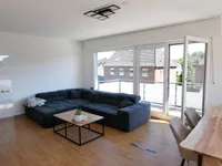 mit Austritt auf den umlaufenden Balkon