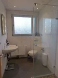 schickes Badezimmer mit Fenster ...