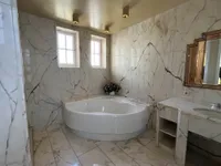 schickes Badezimmer mit Eckwanne ...