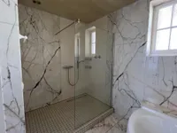 ... und begehbare Dusche - alles in Marmor!