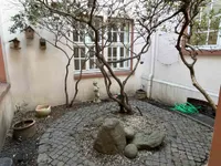 Ein schattiger Innenhof und...