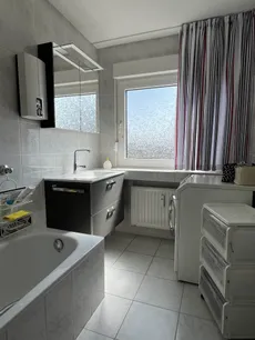 Badezimmer mit Fenster und ...