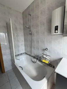 ... Wanne mit Duschmöglichkeit