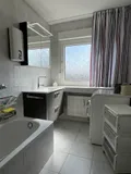 Badezimmer mit Fenster und ...