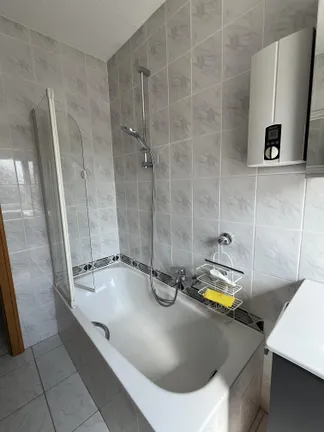 ... Wanne mit Duschmöglichkeit