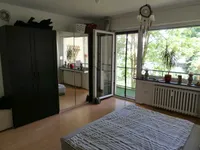 mit Austritt auf den Balkon