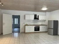 geräumiges Wohnzimmer mit off. Küche