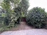kleiner Garten mit Zugang zur Garage