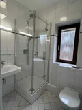 modernes Duschbad mit Fenster