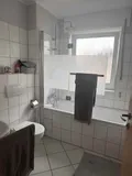 Badezimmer mit Fenster