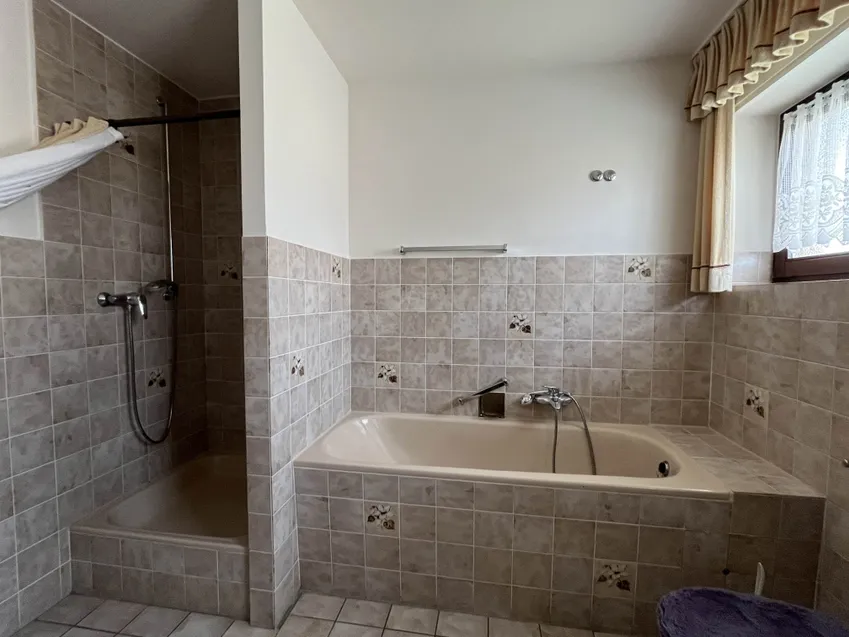 Wanne und Dusche