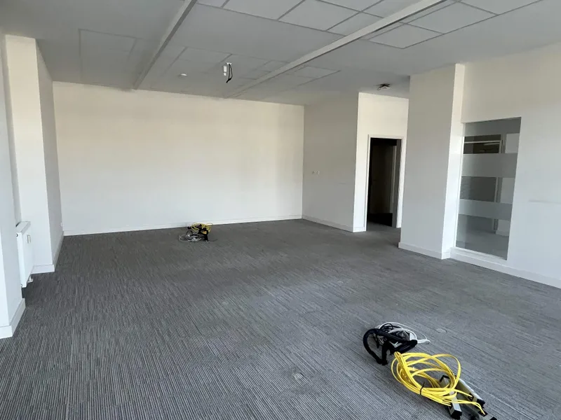 Großraumbüro zur Rückseite