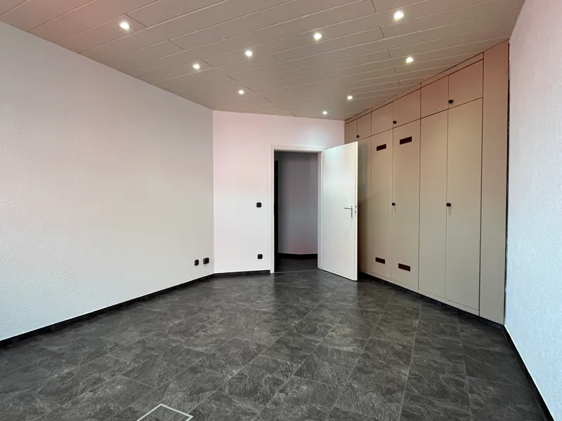 ... Einbauschränken für Akten...