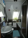 Badezimmer mit Wanne und Dusche