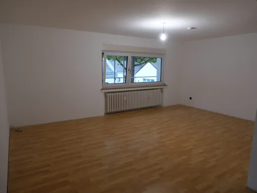 Frisch tapezierte 3-Zimmer-Wohnung mit Balkon in DU-Homberg/Essenberg