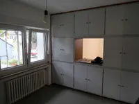 Einbauschrank und Durchreiche zum Essbereich