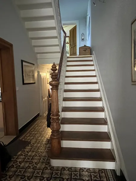 Ein breites Treppenhaus