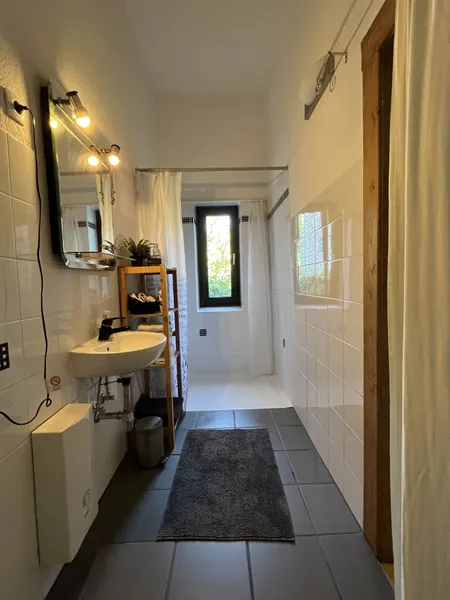 Das angrenzende Duschbad/WC