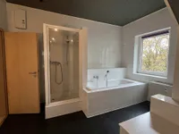 schickes Badezimmer mit Tageslichtfenstern