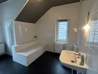 ... sowie Wanne und Dusche