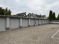 ...gepflasterten Garagenhof...