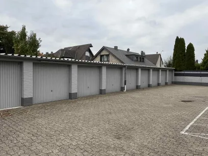 ...gepflasterten Garagenhof...