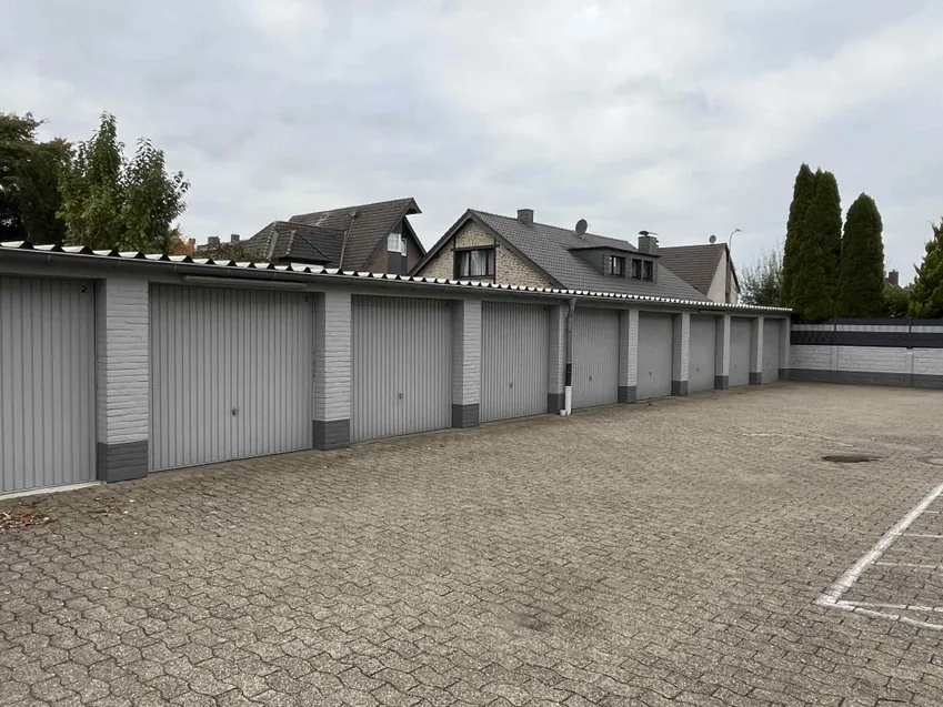 ...gepflasterten Garagenhof...