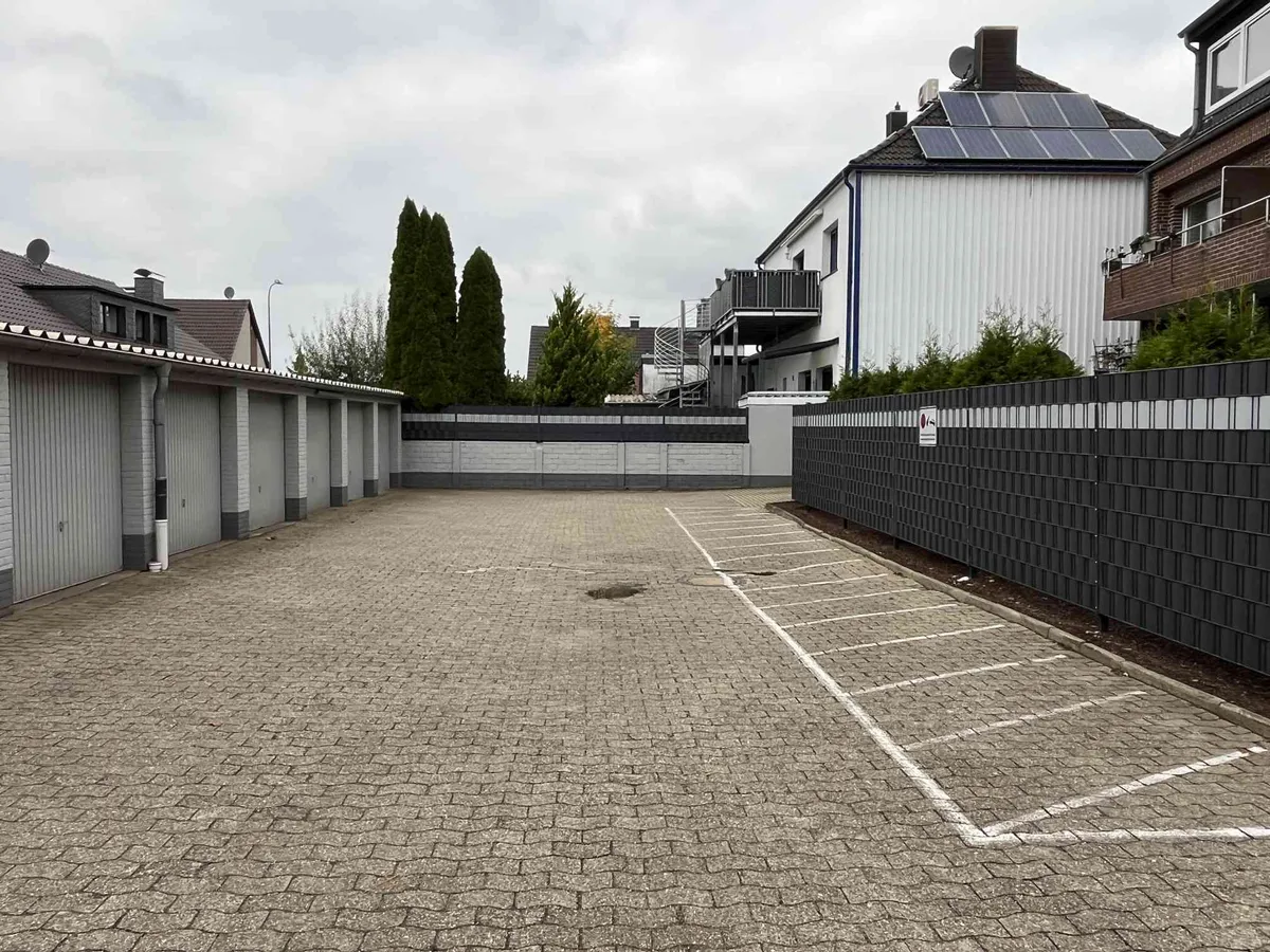 ... mit insgesamt 12 Garagen