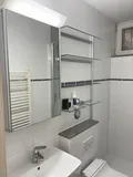 ... mit Waschbecken, Dusch-WC und Fenster